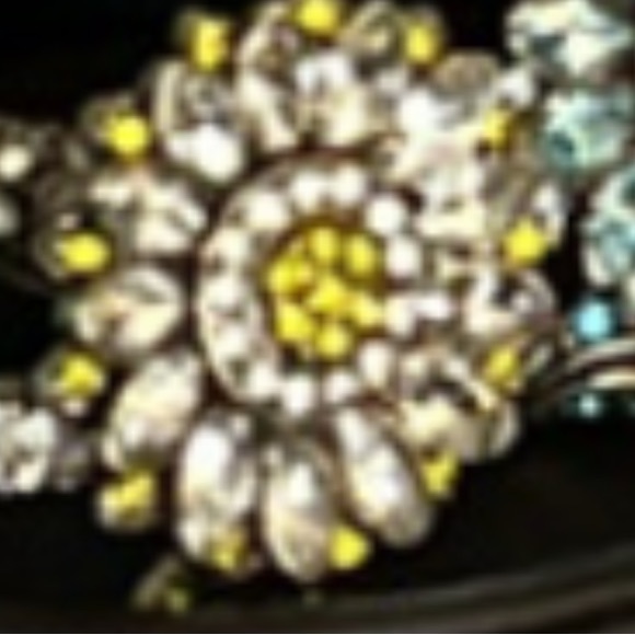 3: Elegant Floral Ring Set with Yellow Accents - Picture 2 of 2